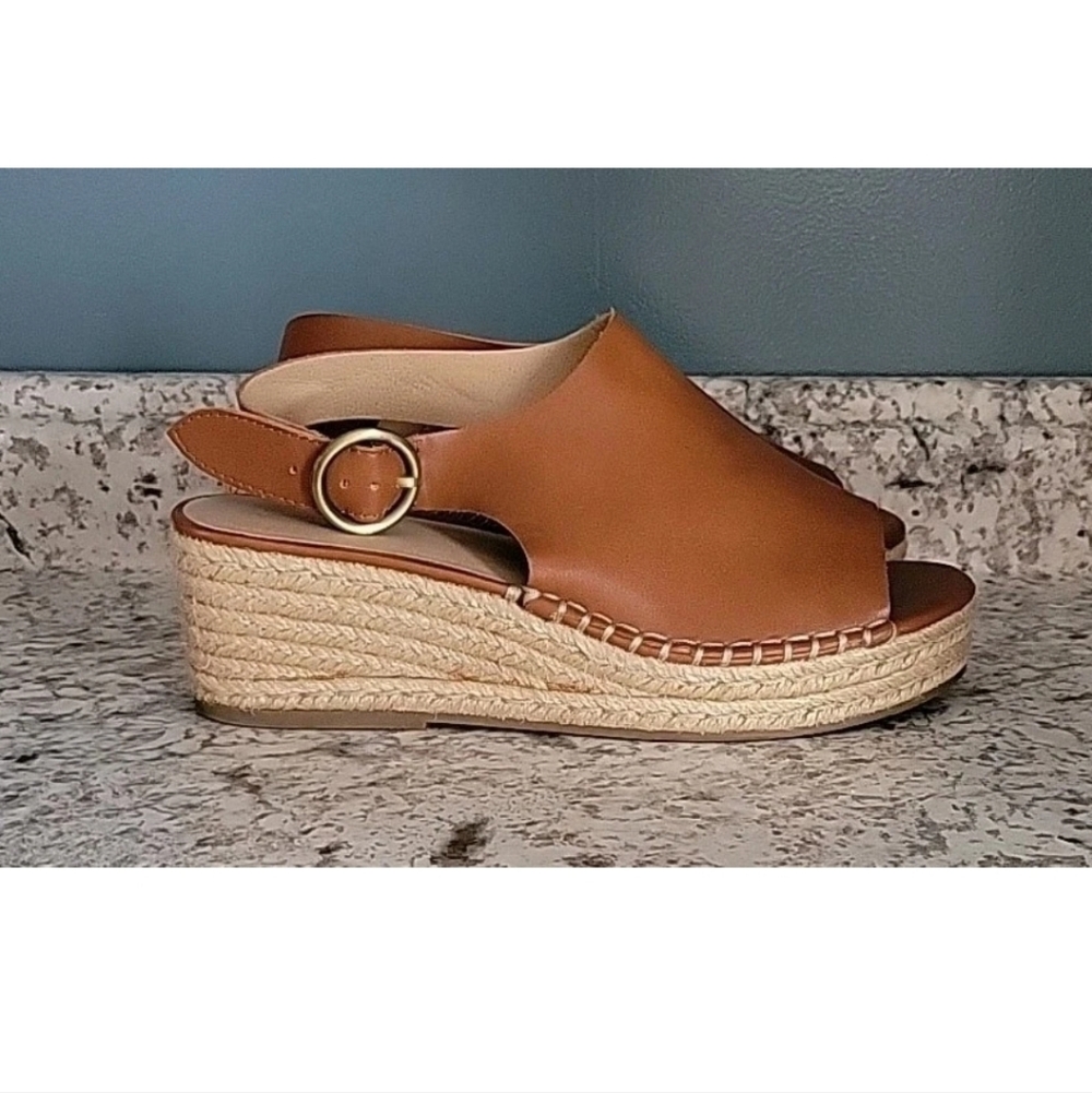 Universal Threads Sandals - Picture 2 of 7